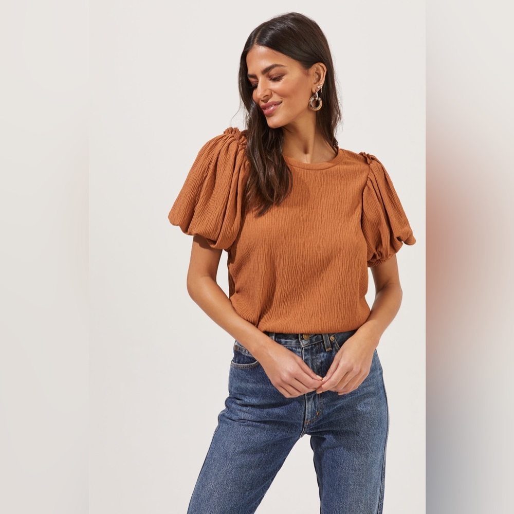 ASTR THE LABEL Bubble Sleeve Crew Neck Top